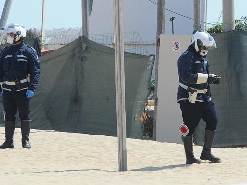 Runner abbassa i pantaloni davanti alla polizia, bloccato e denunciato