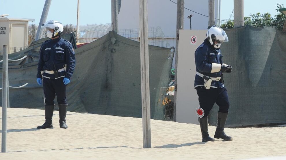 Runner abbassa i pantaloni davanti alla polizia, bloccato e denunciato