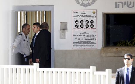 Olmert entra in carcere 4