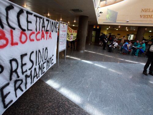 Protesta al San Raffaele: scontri con la polizia. Feriti due manifestanti