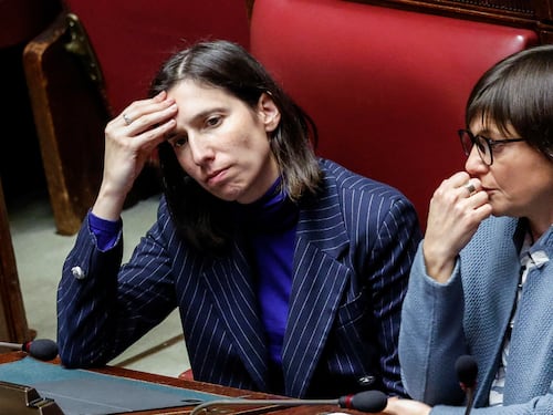 "Sinistra fucsia e radical chic...". Ora Schlein fa litigare i comunisti