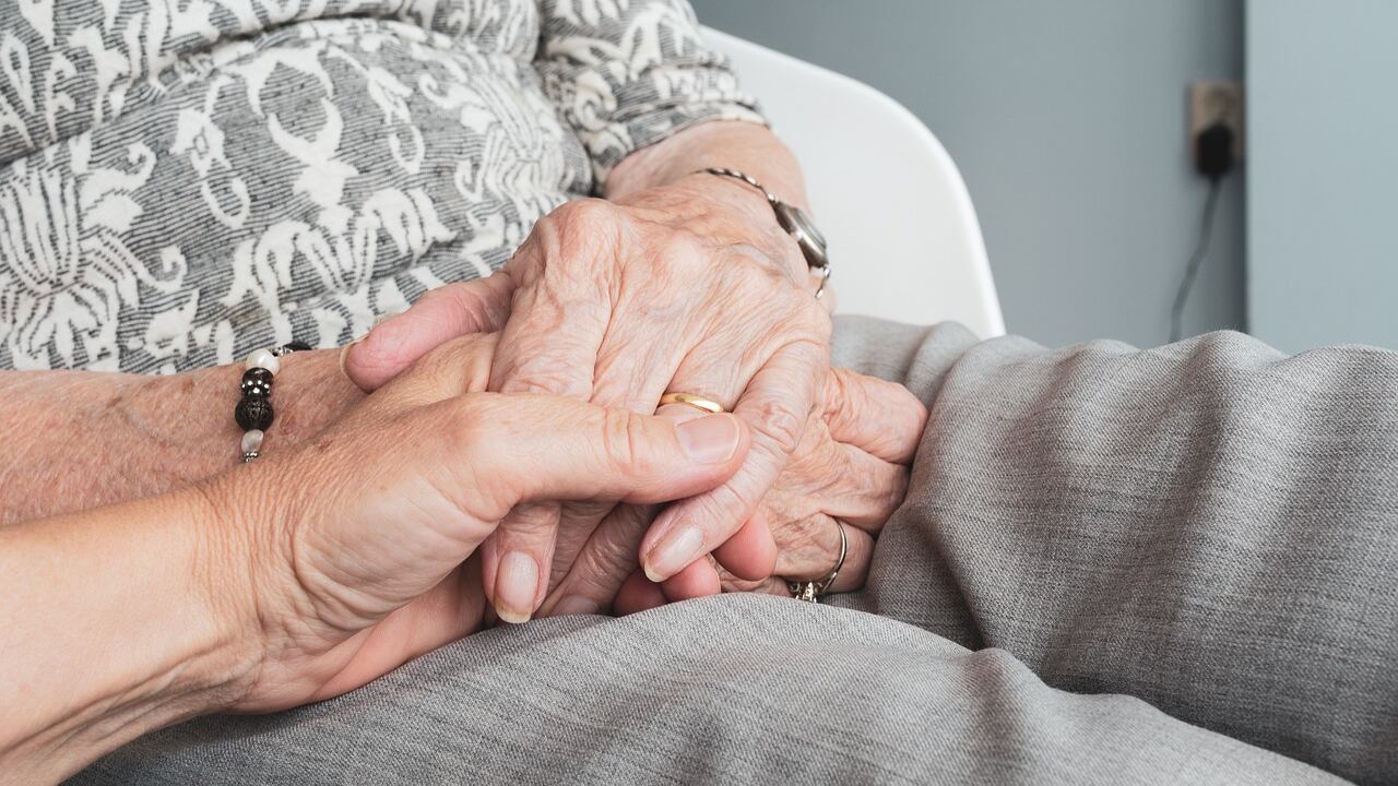 Stanze degli abbracci, così Bristol Myers Squibb supporta gli anziani nelle RSA