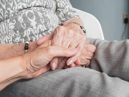 Stanze degli abbracci, così Bristol Myers Squibb supporta gli anziani nelle RSA