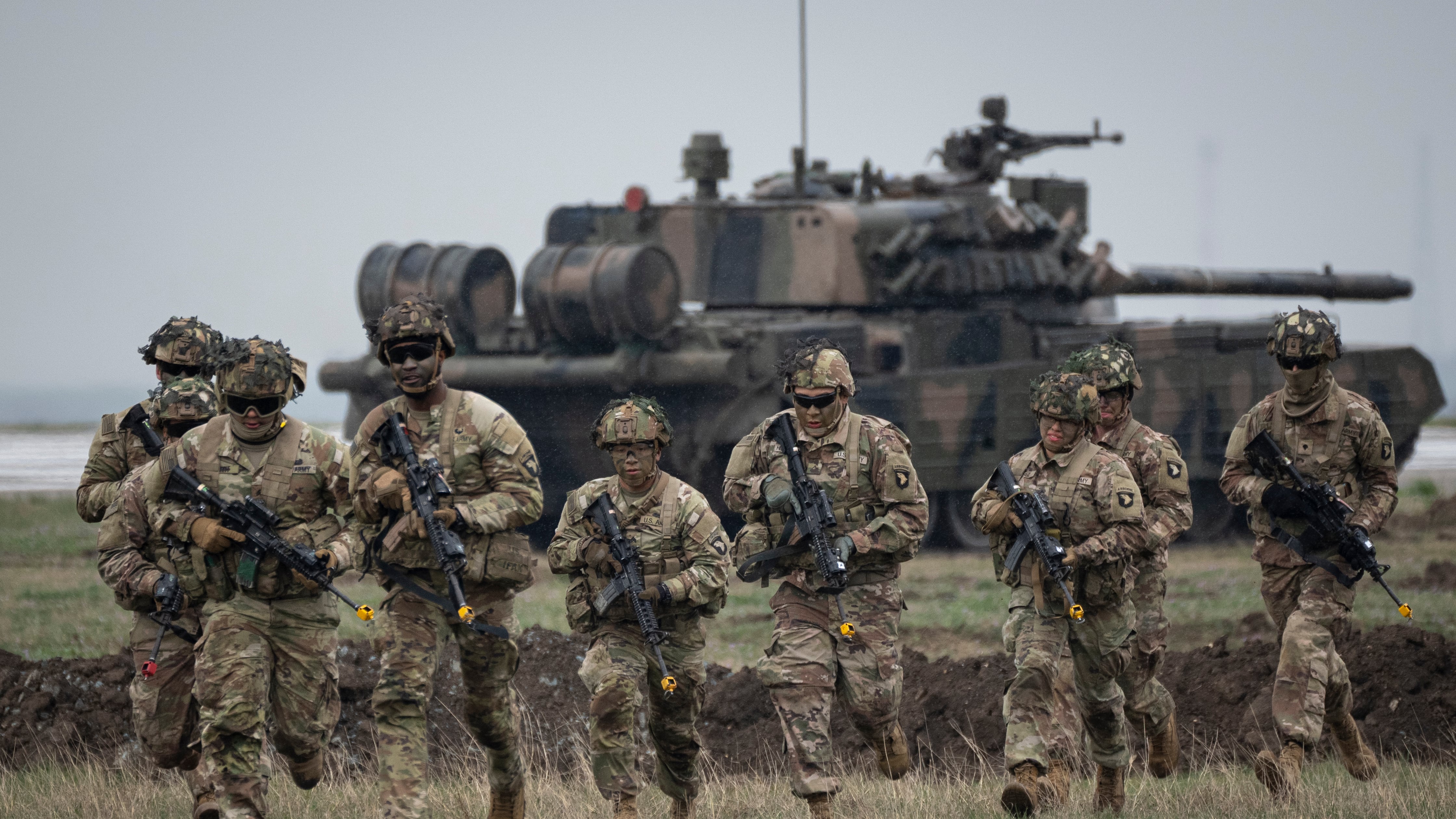 Meno truppe lungo il fianco Est della Nato: la mossa di Trump in Europa