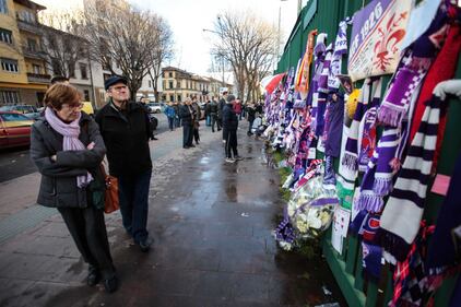 L'ultimo saluto ad Astori: i tifosi della Fiorentina in massa a Coverciano 1