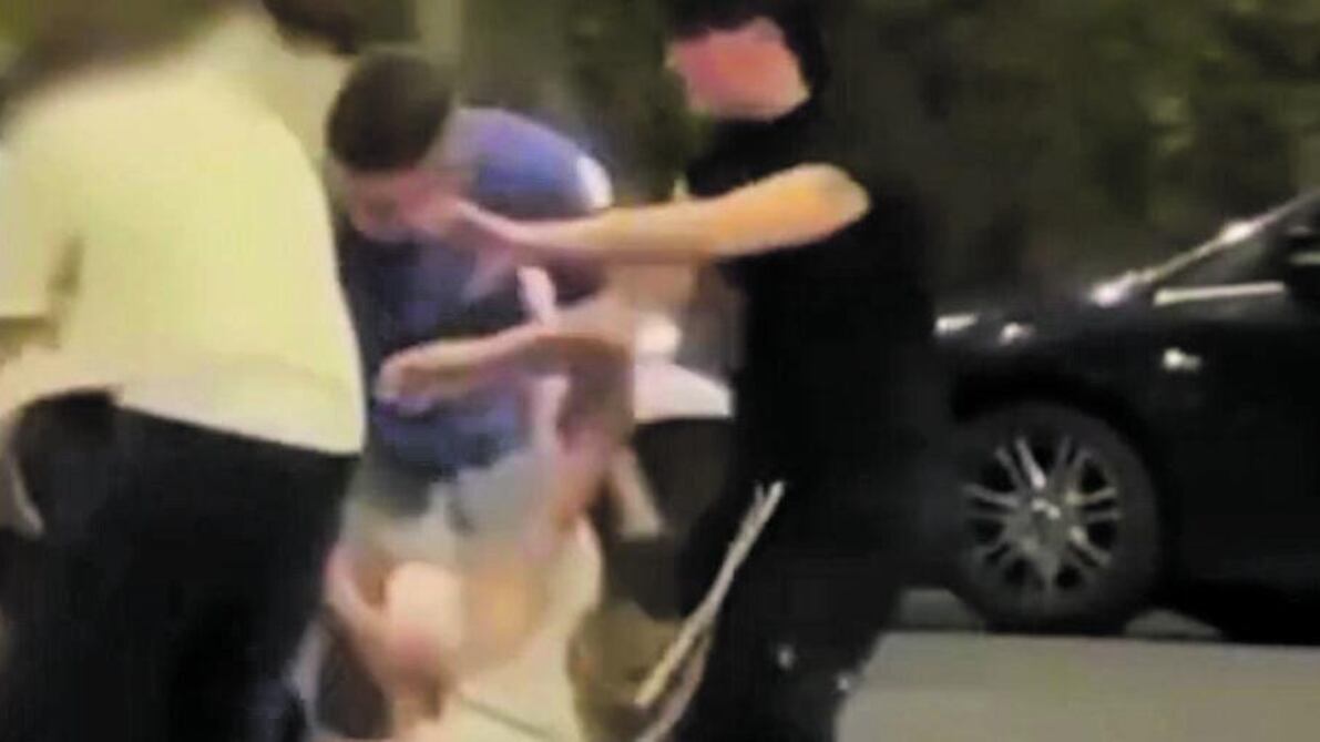 La denuncia e il video: "Coppia gay in strada presa a pugni e cinghiate"
