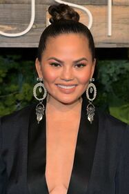 Chrissy Teigen, topless e incinta mentre cucina 7