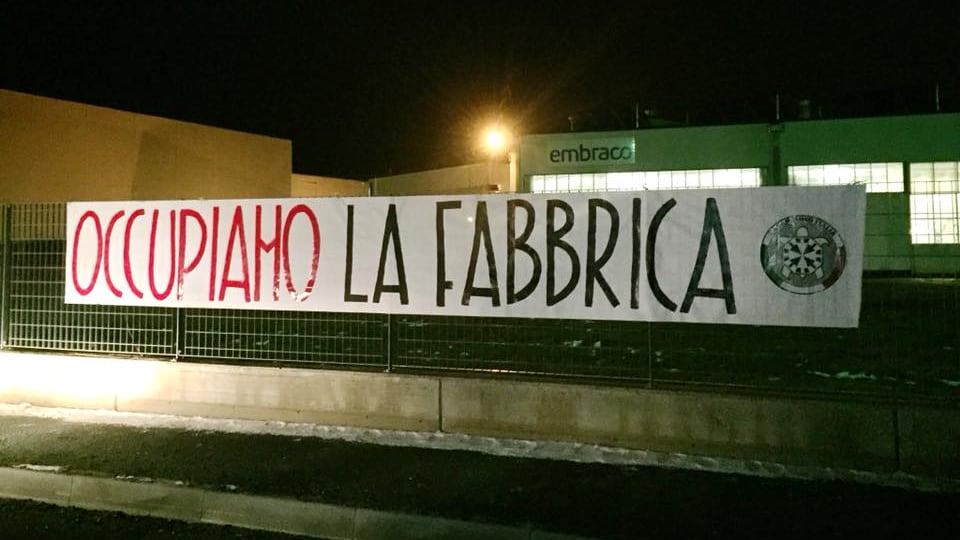 CasaPound: "Occupiamo Embraco". Ma i lavoratori tolgono lo striscione