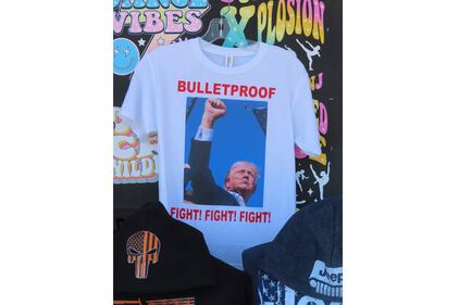 Trump accolto come un re alla convention di Milwaukee. E spuntano le t-shirt "a prova di proiettile" 1