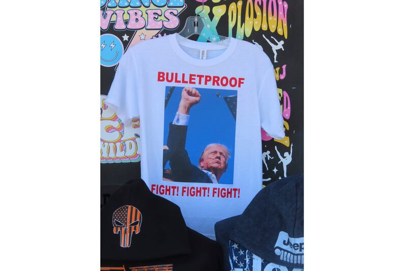 Trump accolto come un re alla convention di Milwaukee. E spuntano le t-shirt "a prova di proiettile" 1