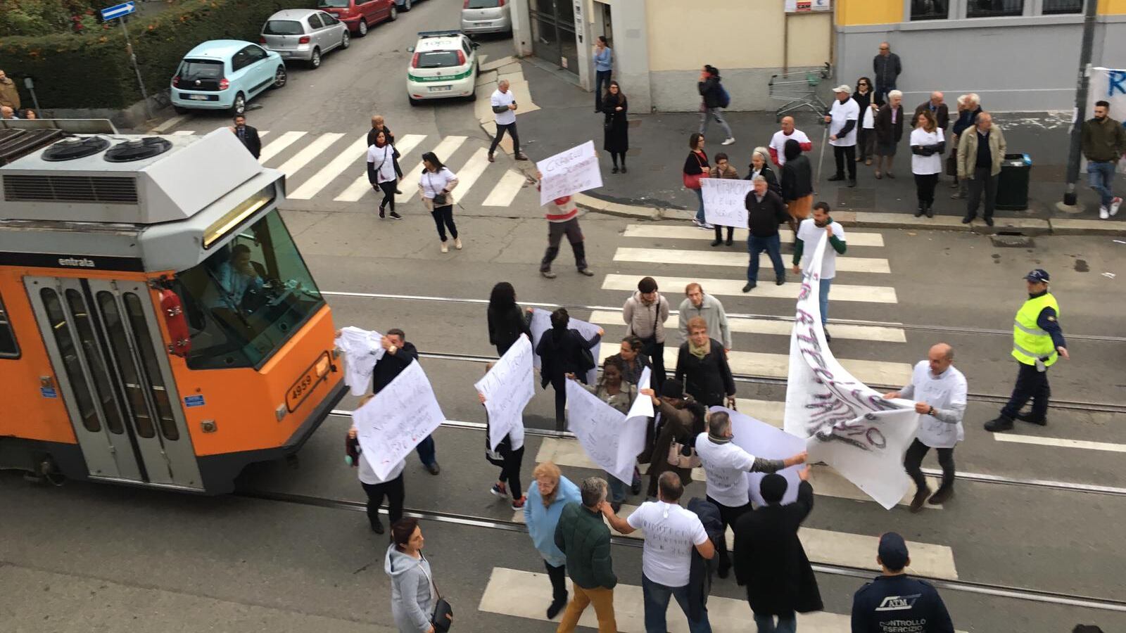 Via Ripamonti, cittadini bloccano tram "Rivogliamo le fermate del 24"