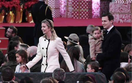 Ivanka Trump elegante in rosso: i bimbi giocano con la gonna 5
