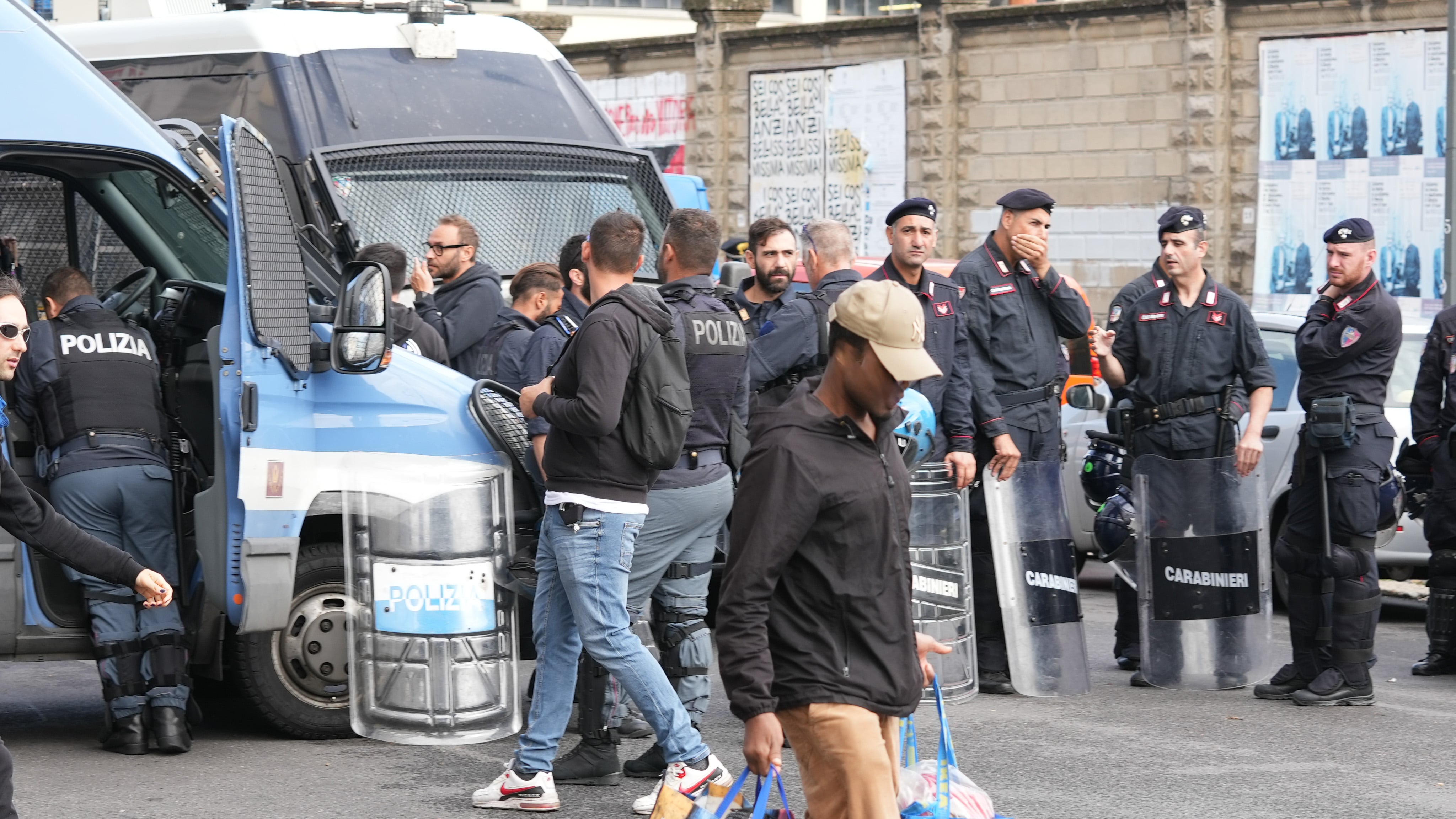 "Occupi una casa? Fuori in 24 ore". Ma per la sinistra è razzismo