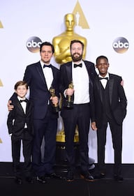 Oscar, i vincitori stringono le statuette 13