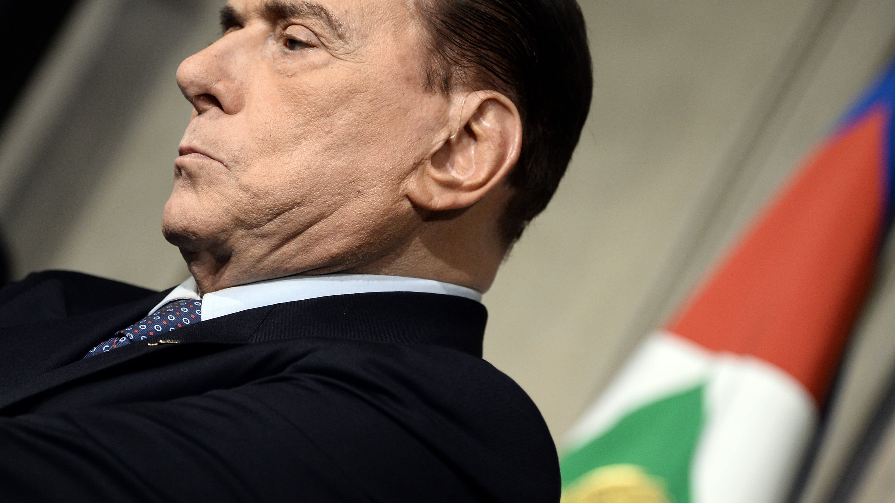 "È un pasticcio, noi fuori". Ma Berlusconi resta in attesa