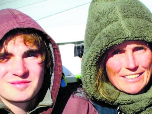 Il record di Sarah: mamma portabandiera col figlio in gara