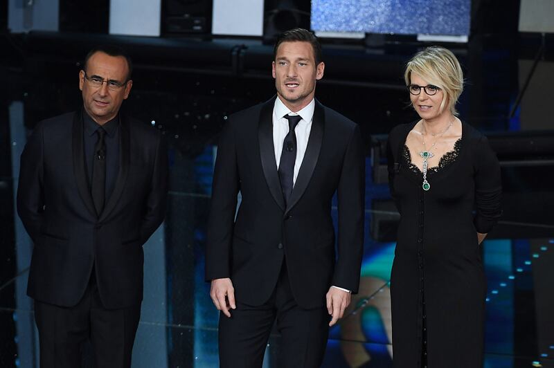 Sanremo 2017, Maria De Filippi e il bacio agli ospiti 11