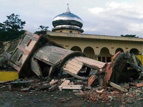 Indonesia, forte scossa di terremoto: decine di morti e feriti