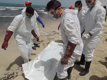 I cadaveri dei migranti sulla spiaggia libica 7