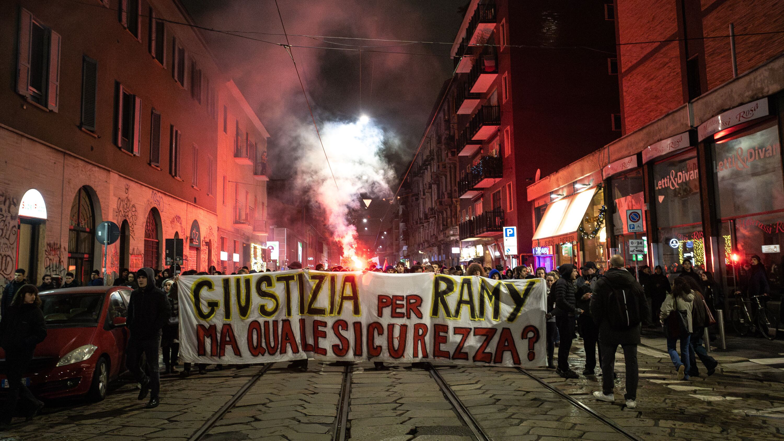 Torino, scontri tra antagonisti e forze dell’ordine alla manifestazione per Ramy