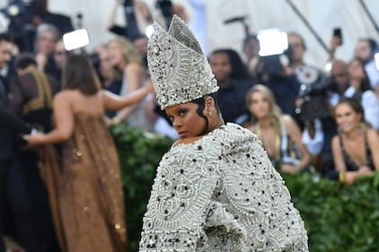 Met Gala 18: Rihanna con la mitra e Madonna con la veletta 10