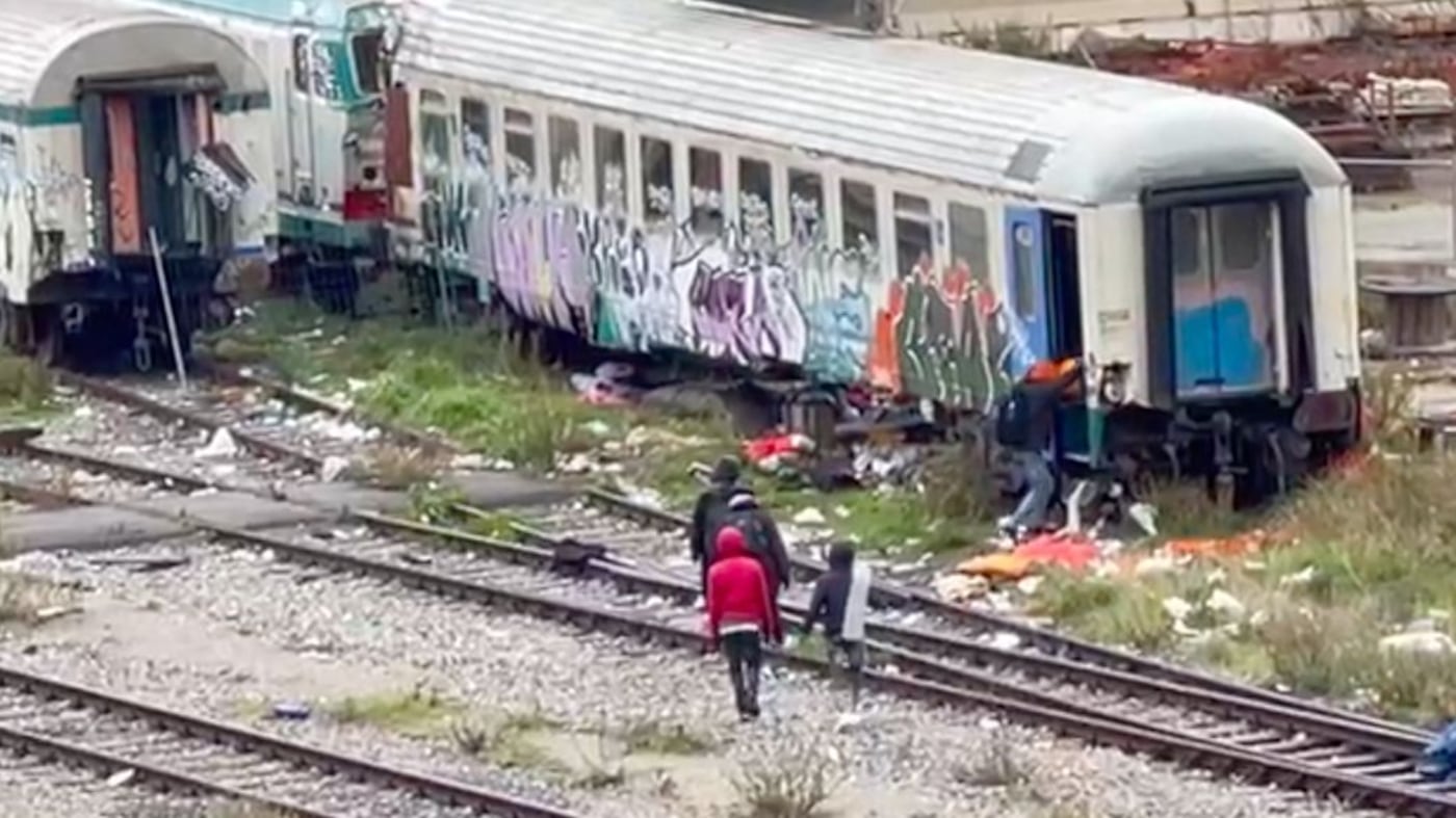 L'assalto dei migranti alle carrozze abbandonate della ferrovia