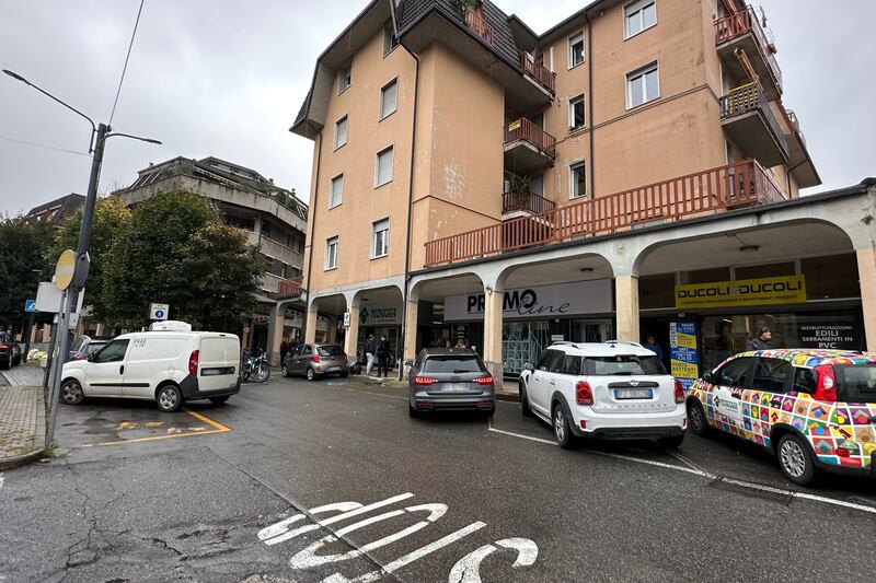 Omicidio Costa Volpino (Bergamo), l'intervento dei carabinieri sul luogo del crimine 8
