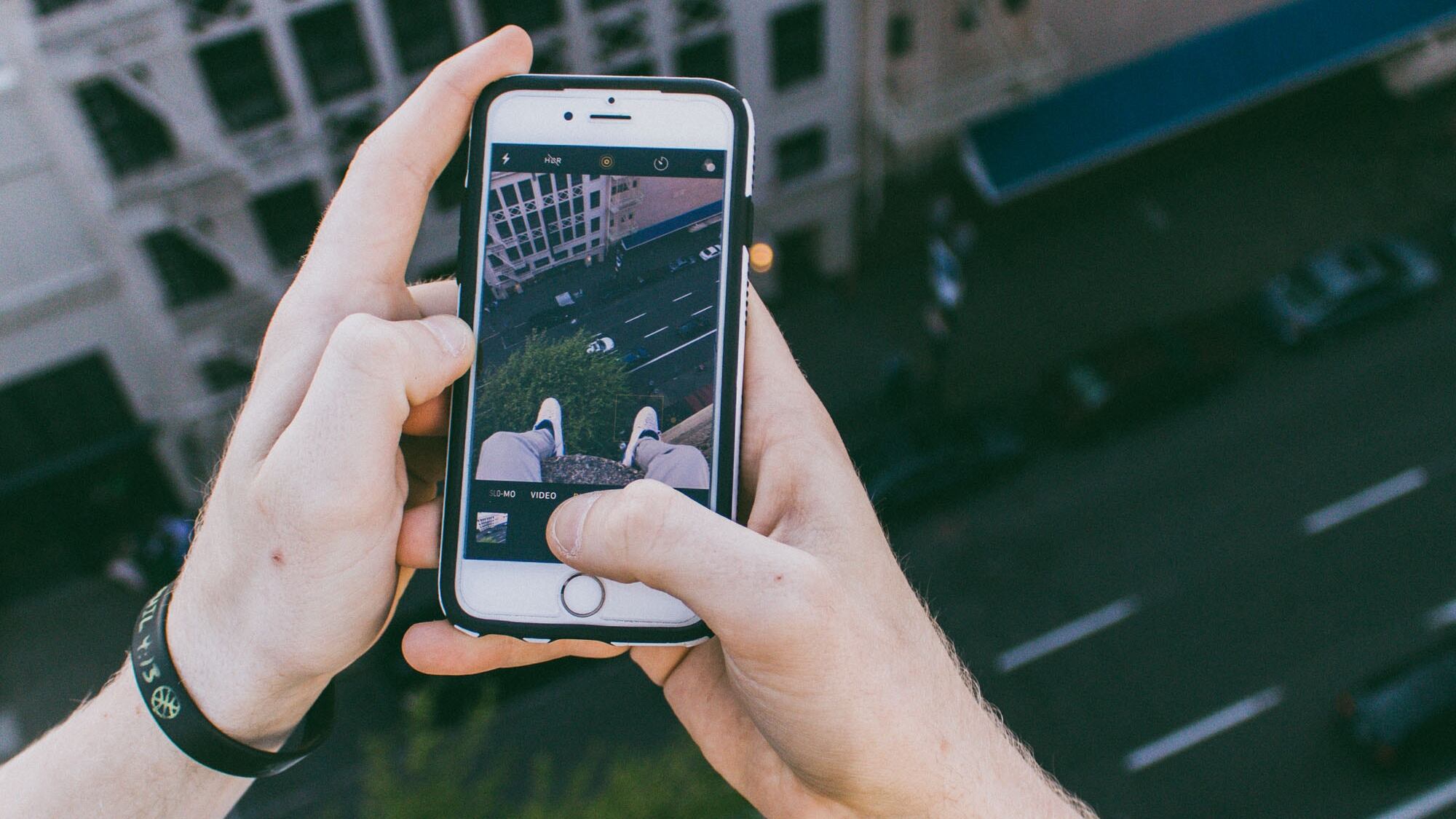 Ennesimo selfie killer: si fa foto dalla scogliera, 20enne cade e muore