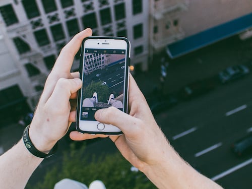 Il "selfie killer" sarà reato. Penale per il social network che lo pubblica
