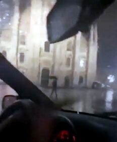 L'influencer con l'auto in piazza Duomo 1
