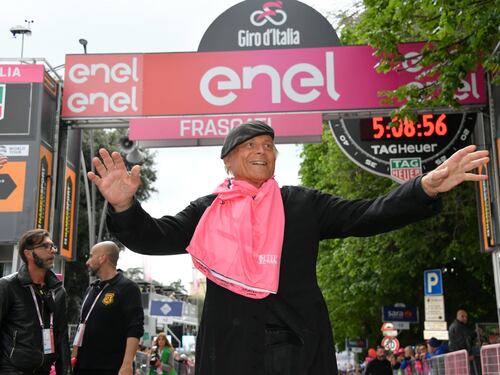 Sorpresa al giro d'Italia: il primo a tagliare il traguardo è Don Matteo