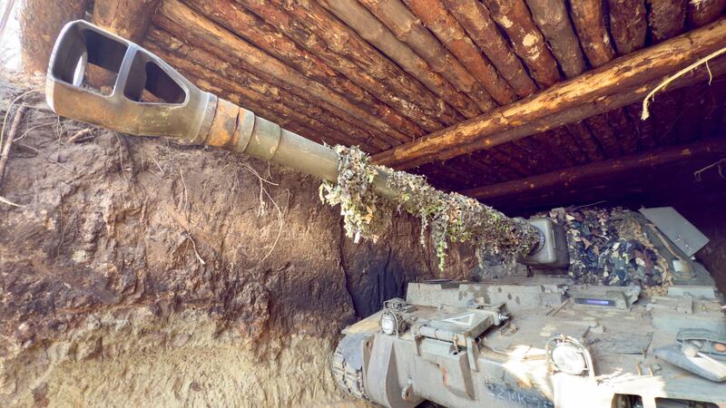 Semovente d'artiglieria inglese da 155 mm nascosto in una galleria sul fronte di Pokrovsk