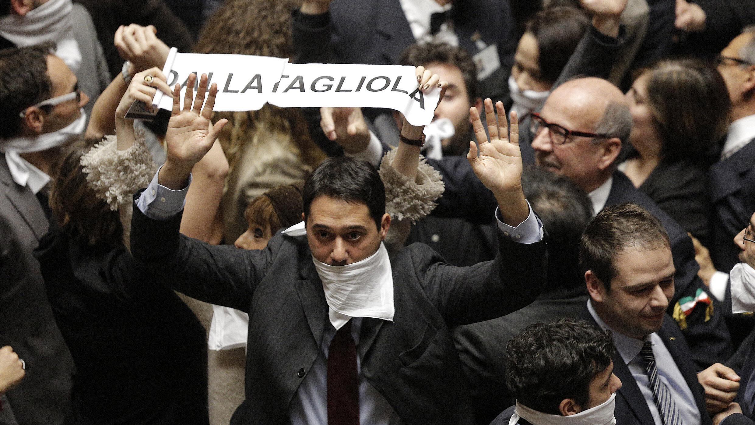 I Questori sulla rissa in Aula: "Il M5S voleva bloccare la Camera"