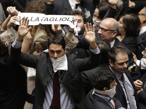 I Questori sulla rissa in Aula: "Il M5S voleva bloccare la Camera"