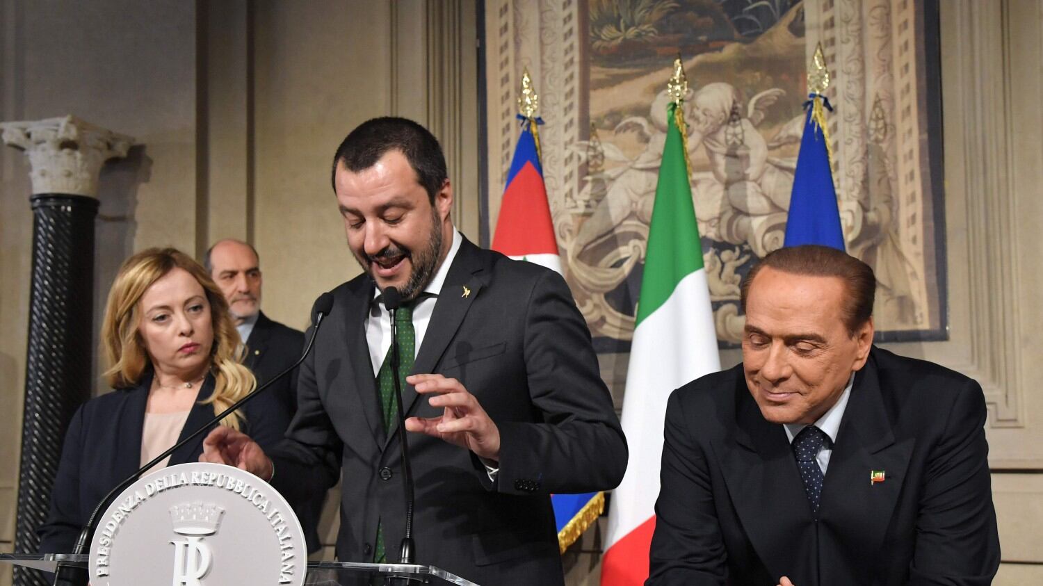 Lo show di Silvio e la prima volta da leader "defilato"
