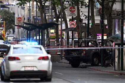 Terrore a Melbourne: fa esplodere l'auto e accoltella i passanti 4