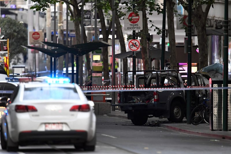 Terrore a Melbourne: fa esplodere l'auto e accoltella i passanti 4