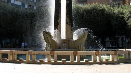 Caldo record e a Brindisi la fontana diventa una piscina