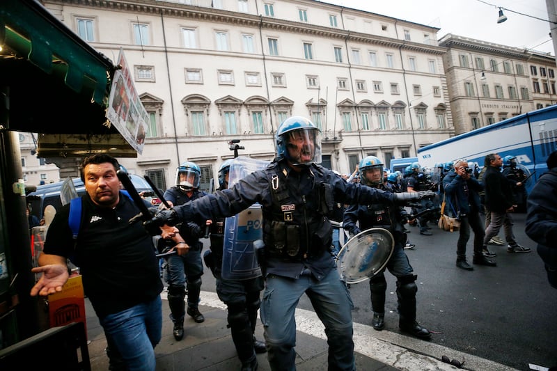 La piazza violenta dei no pass: bombe carta e sassate ai poliziotti