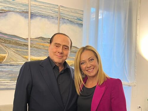 Siglato il patto Meloni-Berlusconi: governo di alto profilo e uniti sull'energia. Ma Fi: più rispetto