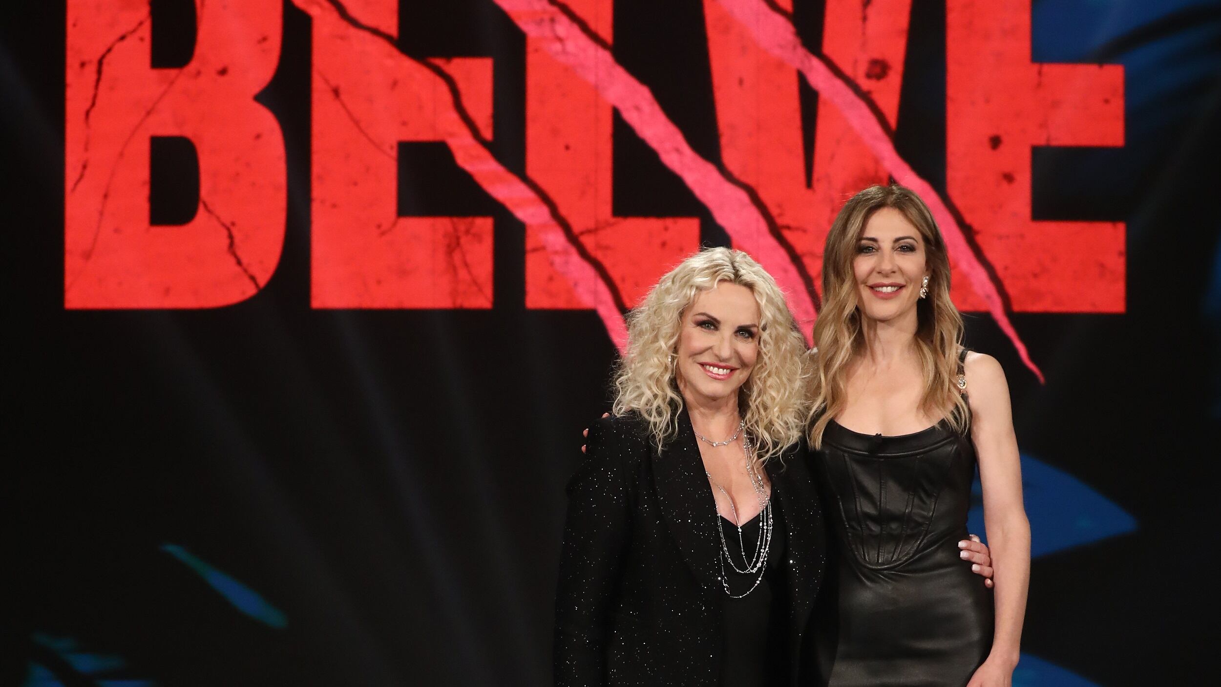 D'Urso, il cantante che la offese, amori e figlia. Le anticipazioni su Antonella Clerici a Belve
