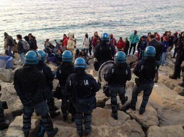 Migranti sugli scogli a Ventimiglia 6