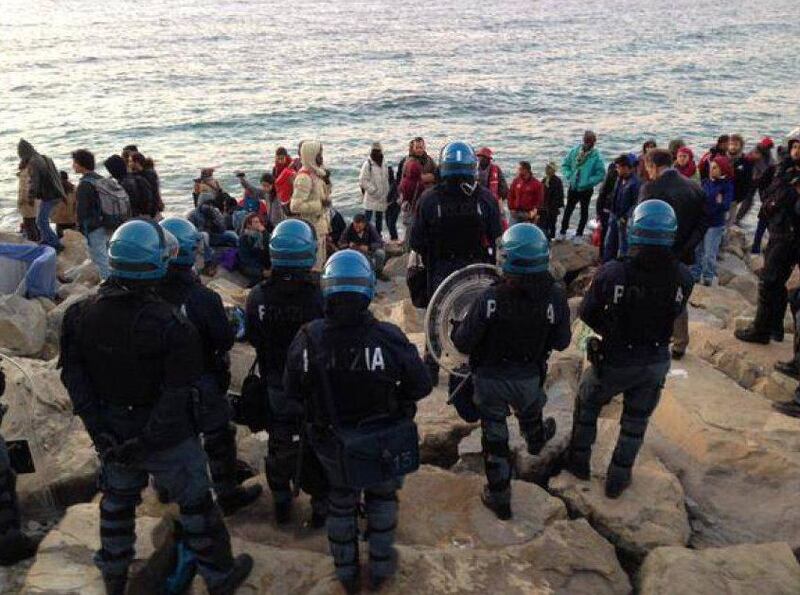 Migranti sugli scogli a Ventimiglia 6