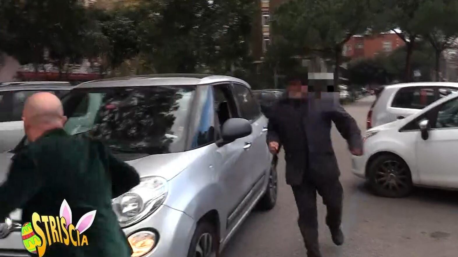 Napoli, parcheggiatore abusivo mette in fuga Luca Abete. Cosa è successo all'inviato di Striscia