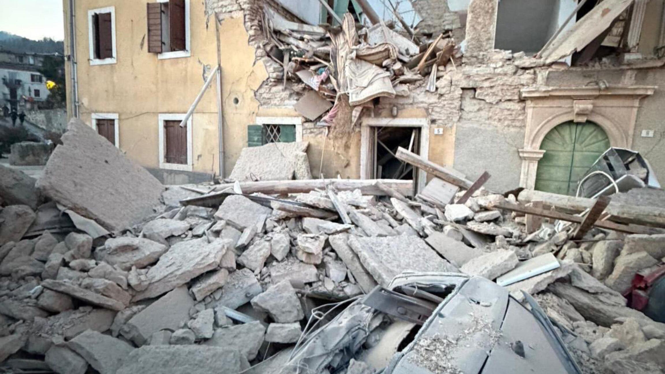 Verona, esplode una palazzina a Negrar. Un morto e tre estratti vivi dalle macerie
