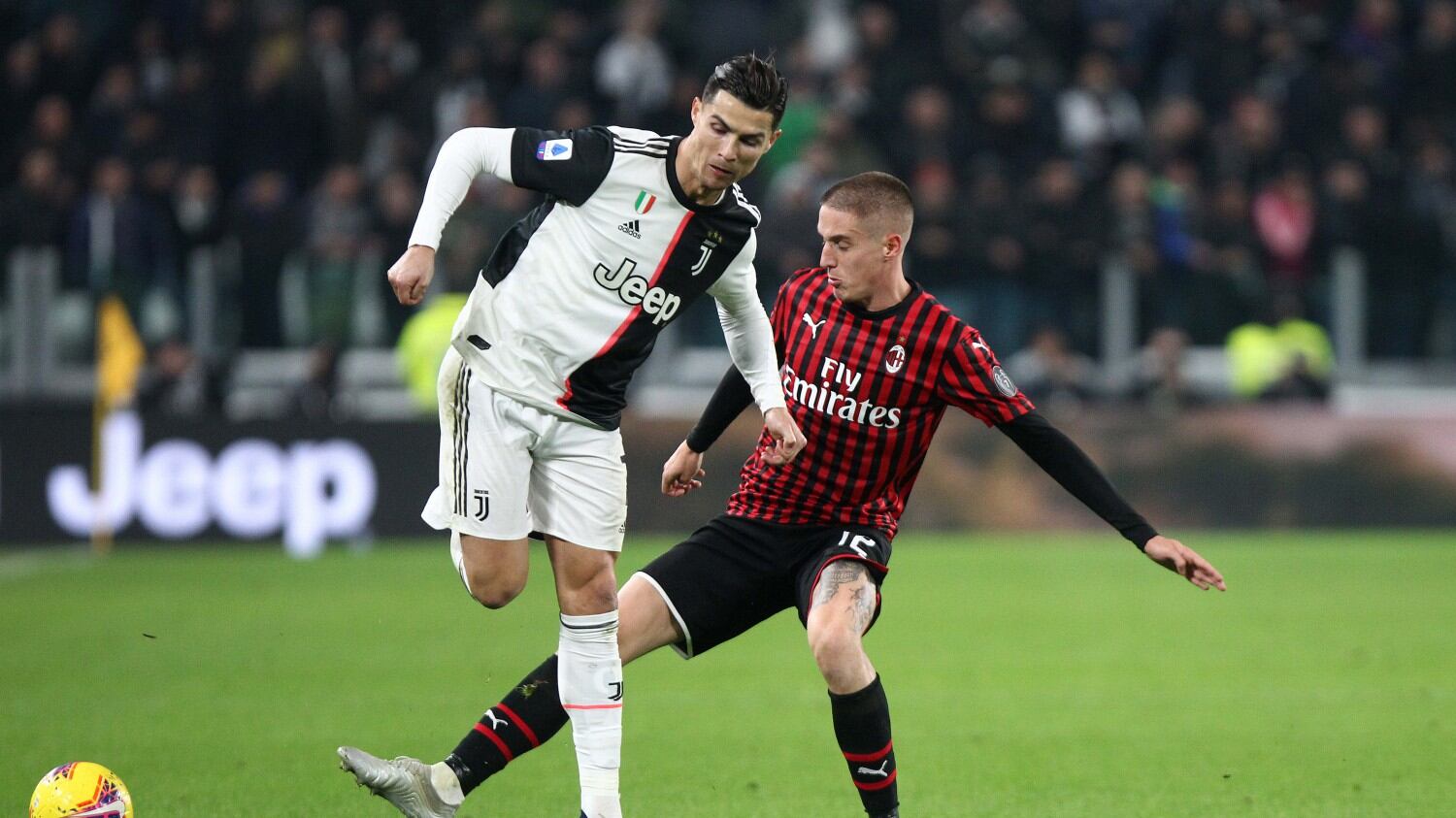 La Juventus doma 1-0 il Milan e torna in vetta alla classifica.
