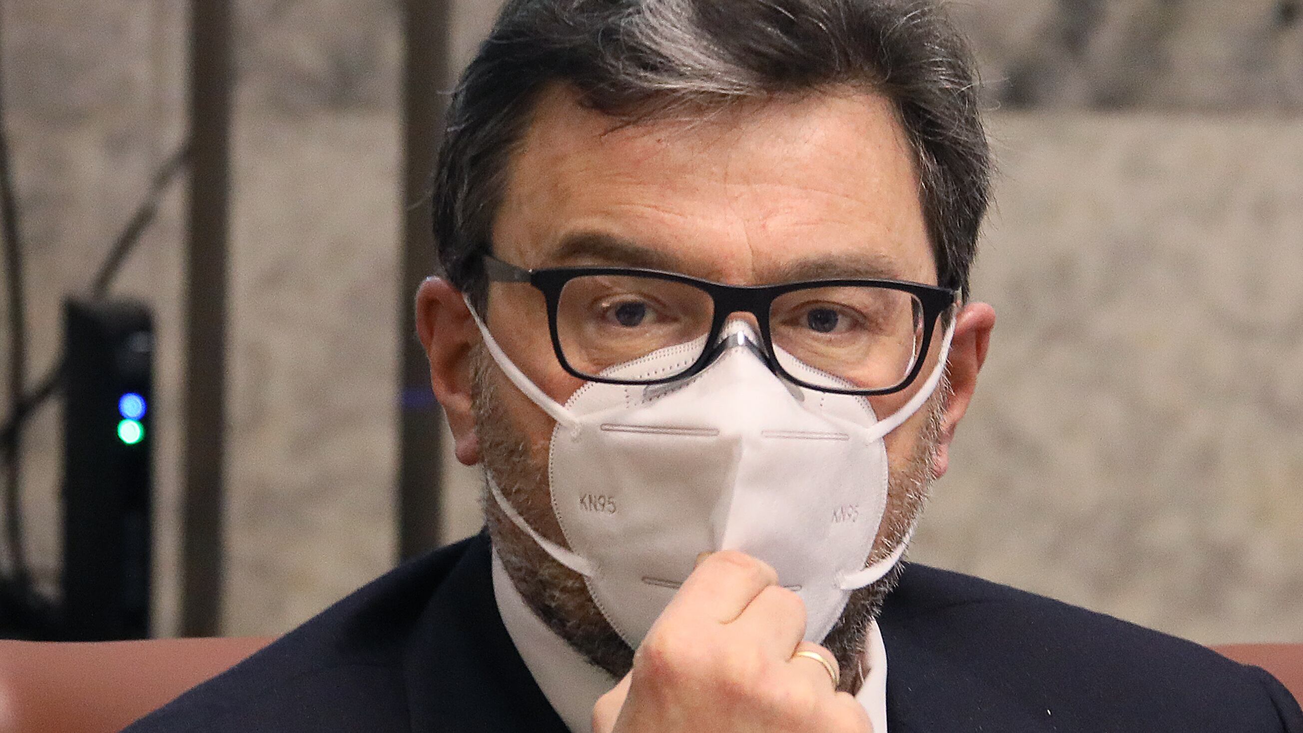 Passaporto vaccinale, i dubbi dell'Europa. Giorgetti: "Importante, ma serve uniformità"