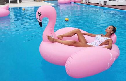 Sarah Nile hot, bikini e paella 1