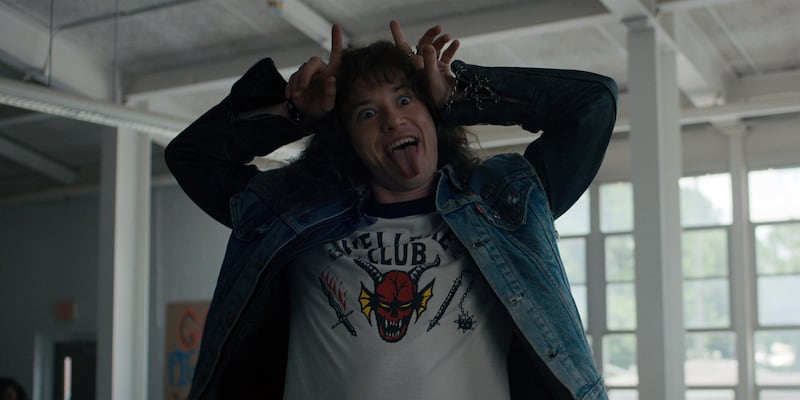 Un fotogramma della quarta stagione di Stranger Things con Eddie Munson