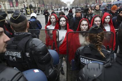 Gilet gialli, anche un gruppo di "Marianne" sfilano a Parigi 1